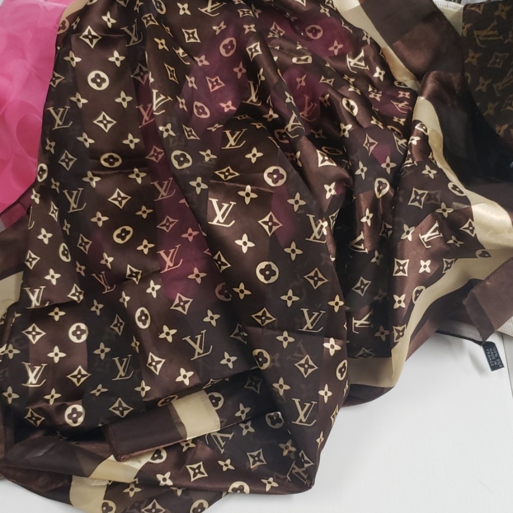 Louis Vuitton logo print 100% silk scarf